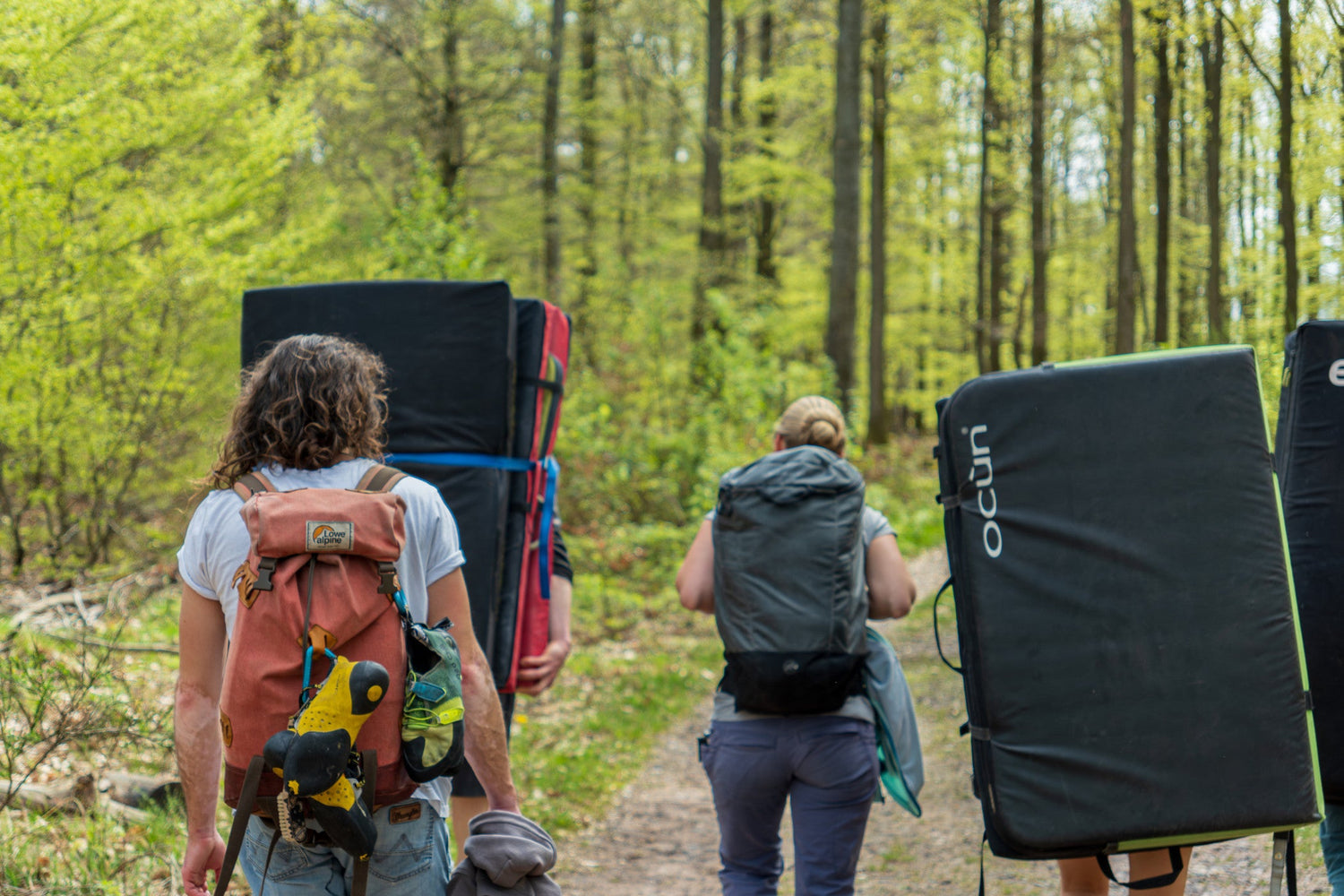 Eine Hand hält sich kraftvoll an einem Griff am Fels fest – Momentaufnahme beim Klettern in der Natur
